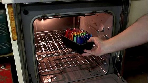 A luat un pumn de creioane colorate. Le-a pus într-o tavă și le-a băgat în cuptor