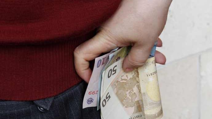 Primarul unei comune, prins în flagrant în timp ce primea mită pentru a prelungi un contract