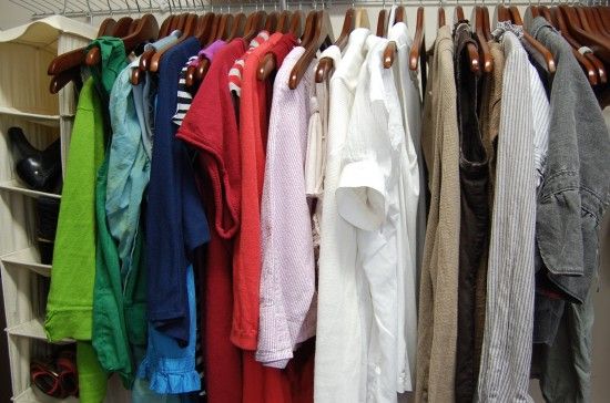 Ce a găsit un bărbat în dulapul iubitei sale, printre haine. A postat totul pe internet!