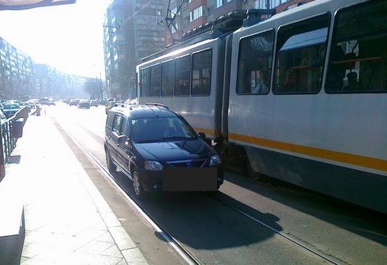 Anunţul pe care-l aşteptau toţi şoferii: când ai voie să mergi cu maşina pe linia de tramvai