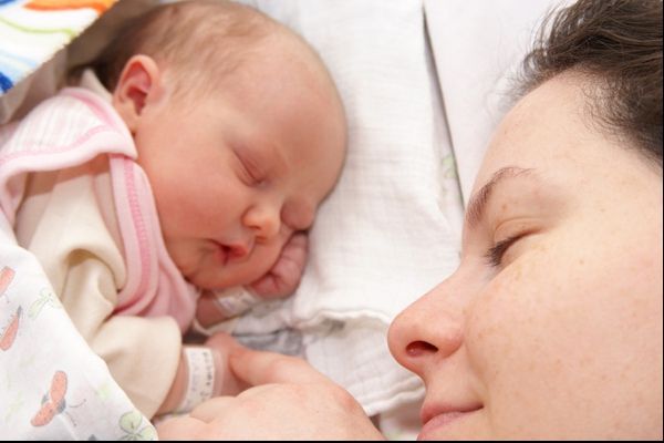 Şi-a sărutat pe gură fetiţa de câteva luni. Ce a urmat e coşmarul oricărui părinte