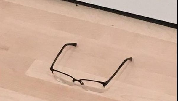 Și-a pus ochelarii pe podeaua unui muzeu. Ce s-a întâmplat câteva minute mai târziu? Incredibil