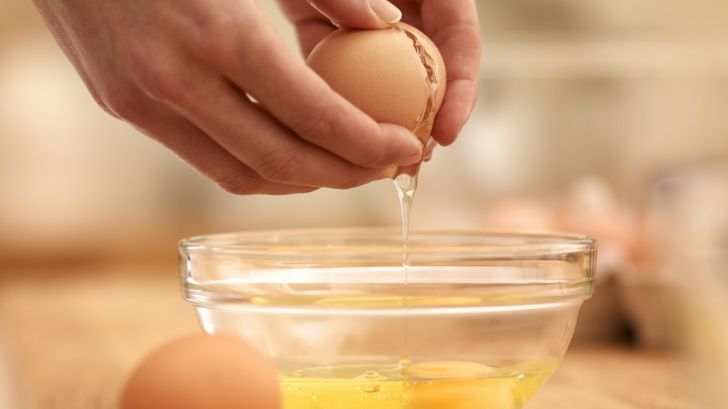 A spart un ou, iar înăuntru a găsit ceva incredibil. "Nu am mai văzut niciodată aşa ceva"