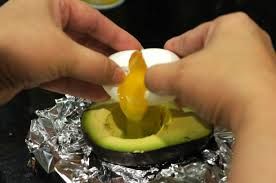 A pus un ou crud într-un avocado şi l-a băgat la cuptor. Rezultatul a fost spectaculos