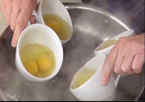 A pus câte 2 ouă crude în patru căni, apoi le-a așezat în apă. Motivul e fascinant