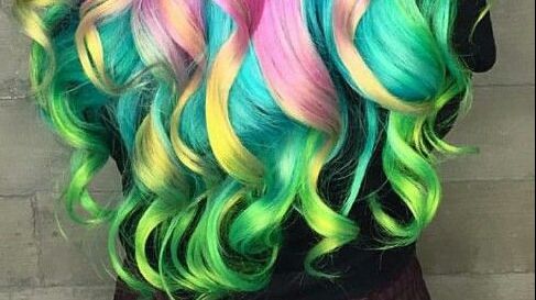 Cum să-ți vopsești părul în culorile curcubeului, fără vopsea