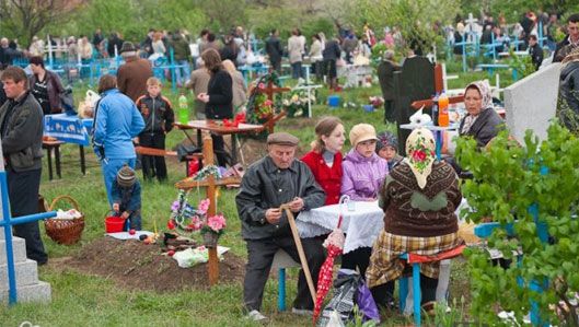 VIDEO. Ospăţ în cimitirele din Galaţi, de Paştele blajinilor