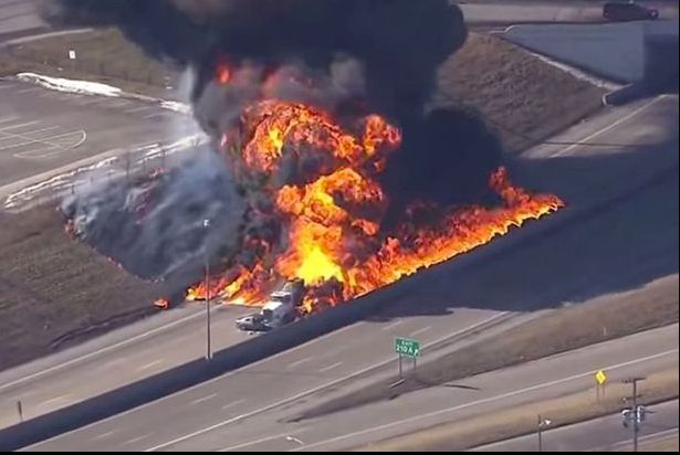 Accident tragic pe autostradă. Două autocare au intrat în coliziune cu o cisternă. Peste 50 de morți