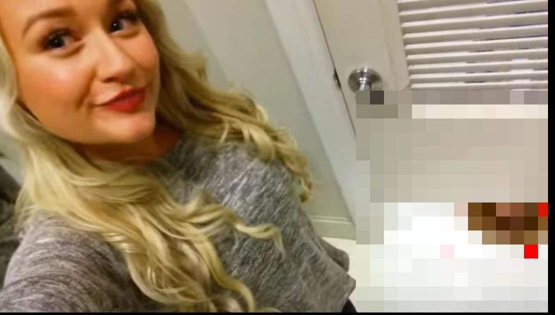 Și-a făcut un selfie la baie. Apoi a observat ceva strecurându-se sub ușă. A leșinat de frică!