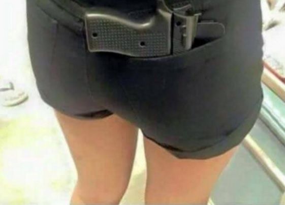 Ea e bruneta care a intrat cu pistolul în mall, l-a scos, iar poliţia nici n-a băgat-o în seamă