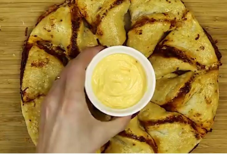 Uimește-ți oaspeții cu o pizza răsucită din doar trei ingrediente!