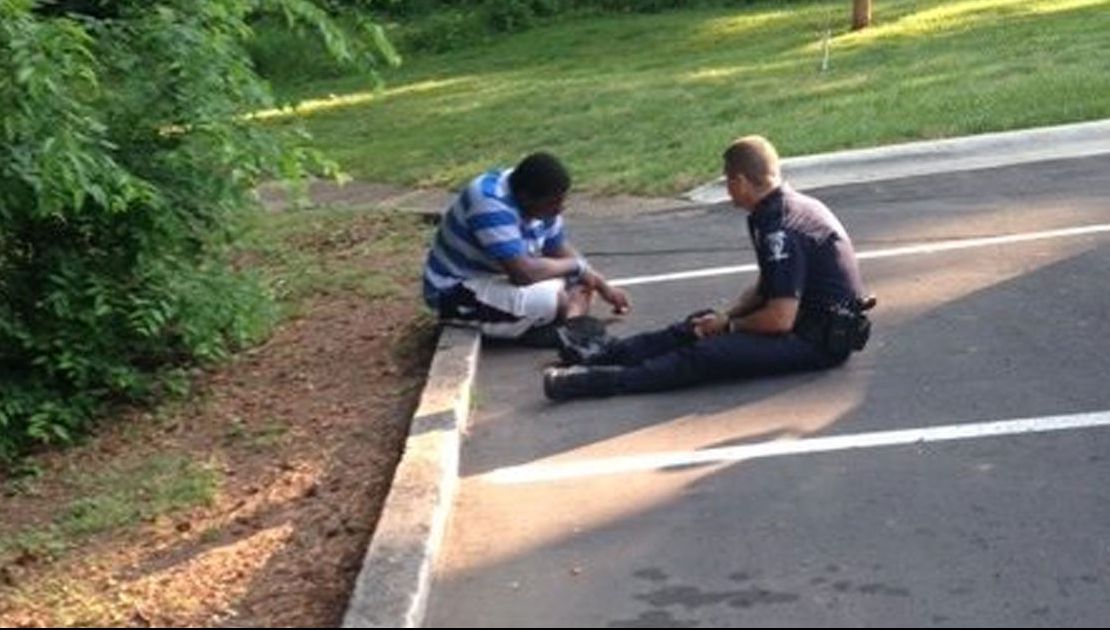 A văzut un tânăr cu intenții suicidale. S-a apropiat! Ce a urmat i-a făcut pe trecători să oprească