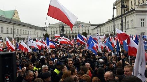 Protest URIAŞ în Polonia. Este cel mai mare după căderea comunismului