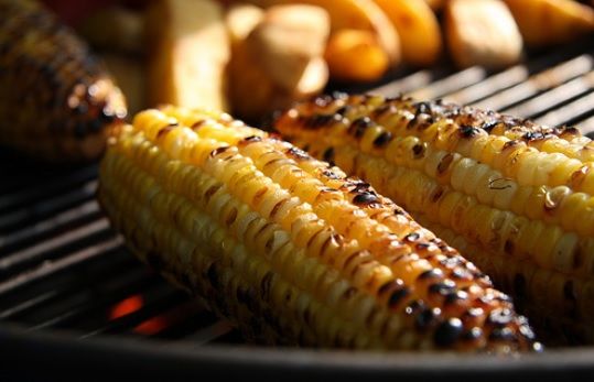 INCREDIBIL! Uite ce ţi se poate întâmpla dacă mănânci PORUMB zi de zi, timp de o lună!