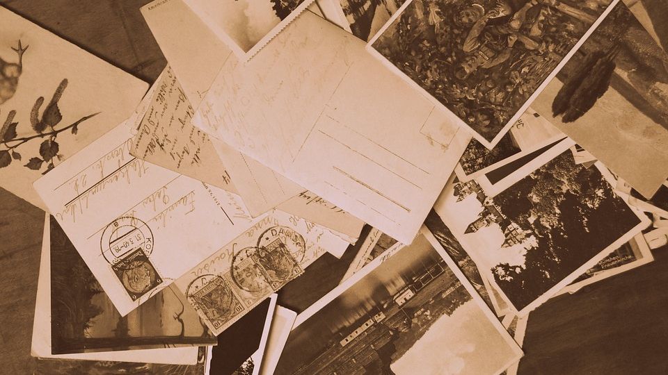 A cumpărat o vedere veche de pe Internet. Când a citit ce scria pe spatele ei, a înmărmurit!