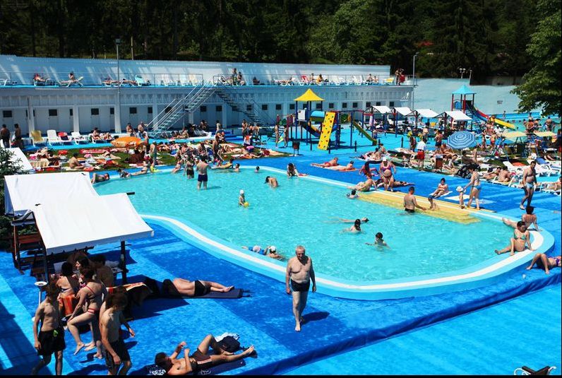 Tragedie la ştrand: o fetiță a murit, după ce s-a lovit cu capul de marginea bazinului