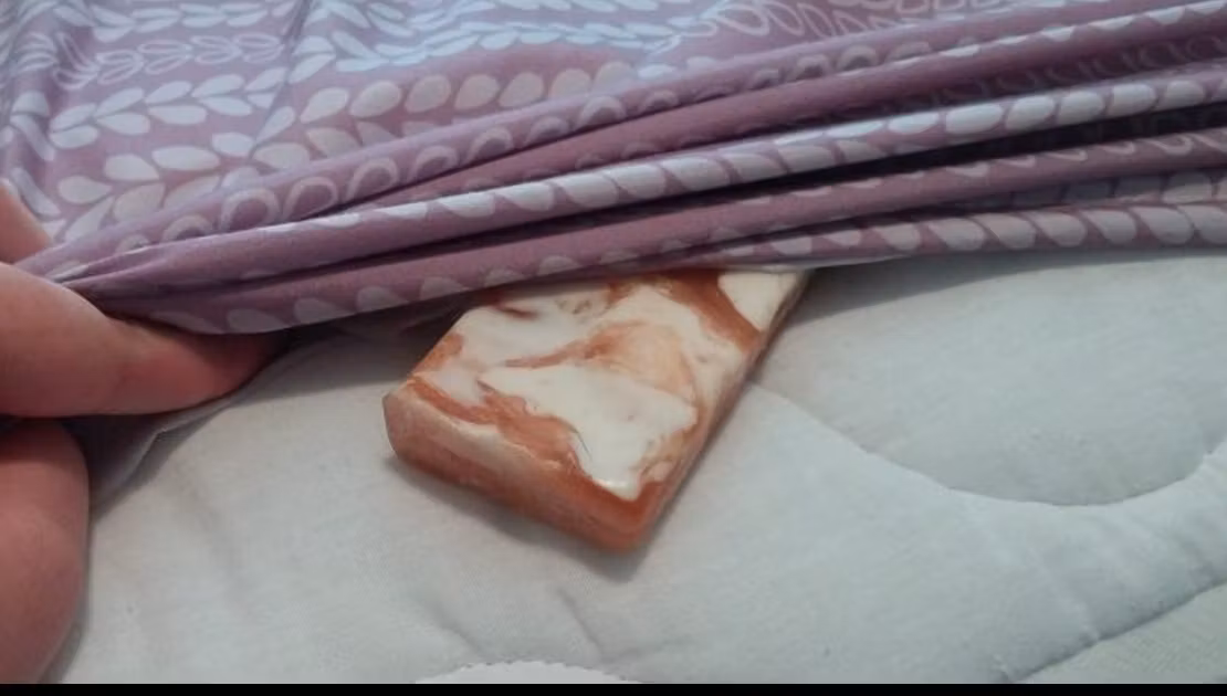 Seară de seară a pus un săpun sub așternuturile patului, înainte de culcare. Motivul e incredibil!