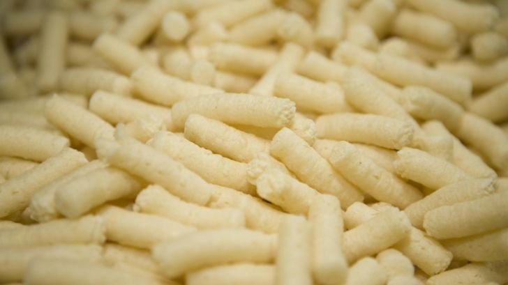 Ea este femeia care mănâncă doar PUFULEŢI de mai bine 10 ani. Iată cum arată la 32 de ani!