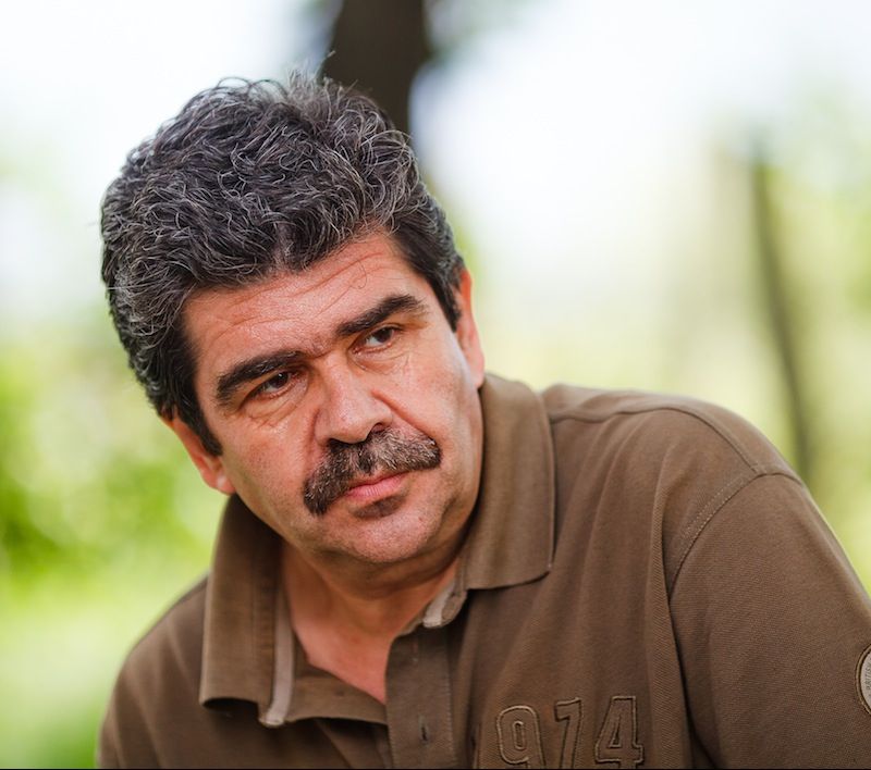 Revolta intelectualilor față de Iohannis. Scriitorul Radu Paraschivescu vrea să-i dea președintelui medalia înapoi