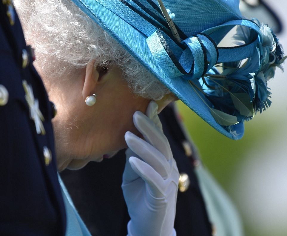 Imagini rare cu regina Elisabeta, în lacrimi 