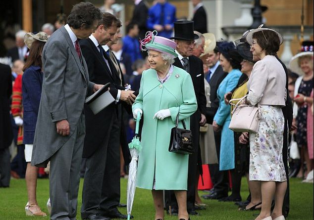 S-a aflat abia acum! Regina Elisabeta face asta doar de dragul nepoților. E cea mai mare fobie a sa