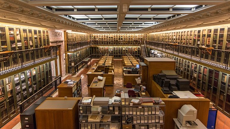 Au găsit o cutie în bibliotecă, cu mesajul: "Să se deschidă când se termină". De necrezut ce era!