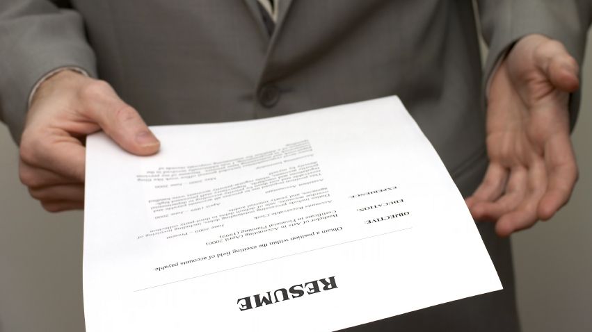 Cinci GREŞELI pe care nu trebuie să le faci, sub nicio formă, când îţi scrii CV-ul. Mare atenţie!