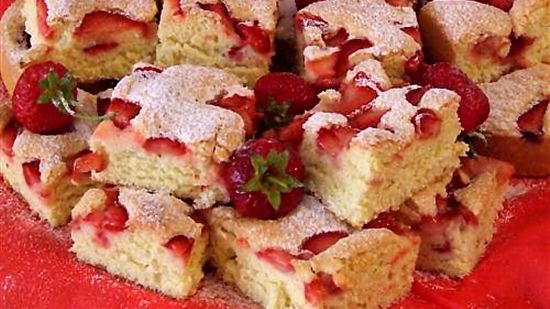 REŢETĂ prăjitură cu căpşune. E foarte gustoasă! Ce să faci pentru ca blatul să fie pufos