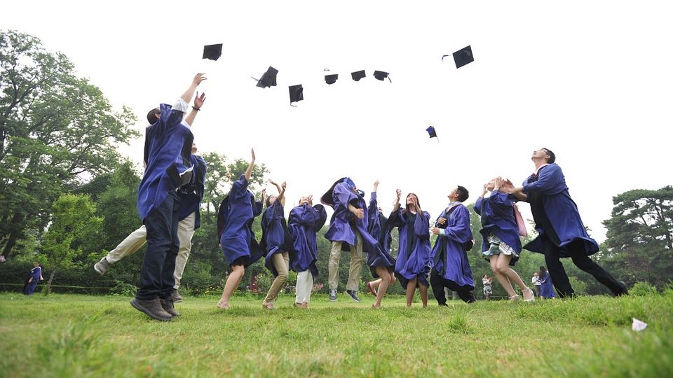 Ce să nu faci, sub nicio formă, la reuniunea de clasă de 10 ani! Nu le spune ASTA foştilor colegi