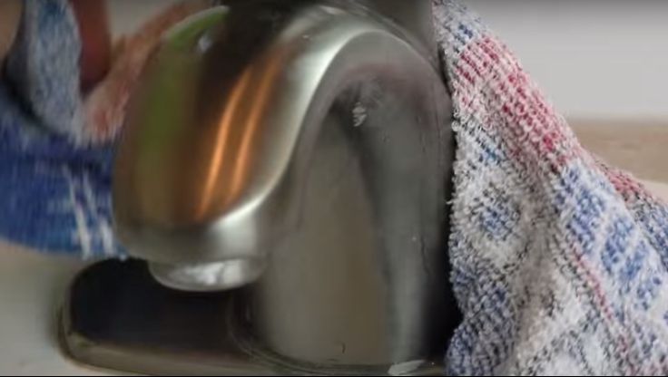 A pus oțet pe un prosop și a acoperit robinetul din bucătărie cu el. Rezultatul, peste așteptări