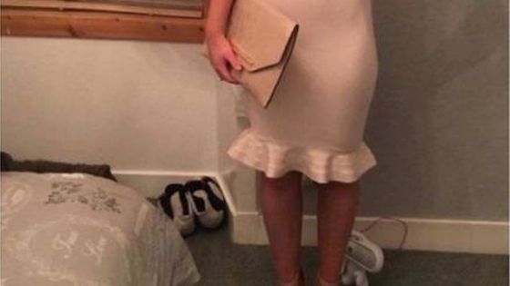 Urma să ia cina în oraș cu iubita lui. Când a văzut ce decolteu avea rochia de pe ea, a părăsit-o 