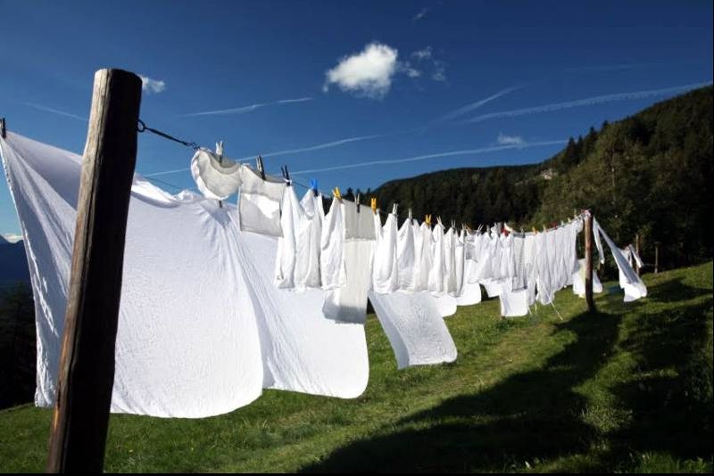 Cum recapeți albul strălucitor al hainelor cu un singur ingredient. Nu mai ai nevoie de detergent 