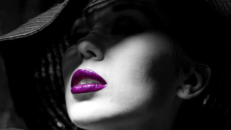 Geşeala pe care o fac toate femeile când aplică ruj pe buze