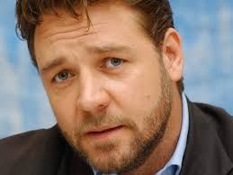 Cum arată "Gladiatorul" Russel Crowe după ce s-a îngrăşat 24 de kilograme