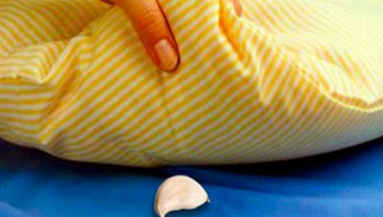 Femeia asta pune usturoi sub perna fiului ei în fiecare noapte! Vei face şi tu când vei afla motivul