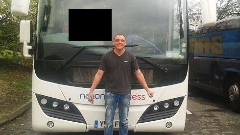 S-a pozat în fața autocarului. A înghețat când a descărcat imaginea și a observat detaliul