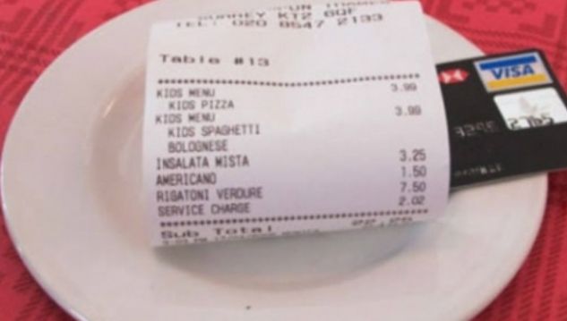 A hrănit doi copii ai străzii la restaurant. Apoi a cerut nota de plată. Când a văzut-o a plâns