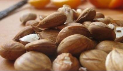 Sâmburii acestor fructe conțin cianură. Fiecare din noi i-a mâncat cel puțin o dată