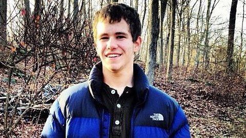 Nu avea cu cine să meargă la balul de absolvire, dar i-a venit o idee. Colegii lui au rămas mască!