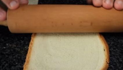 A luat o felie de pâine şi un sucitor: rezultatul este un mic dejun demn de un restaurant