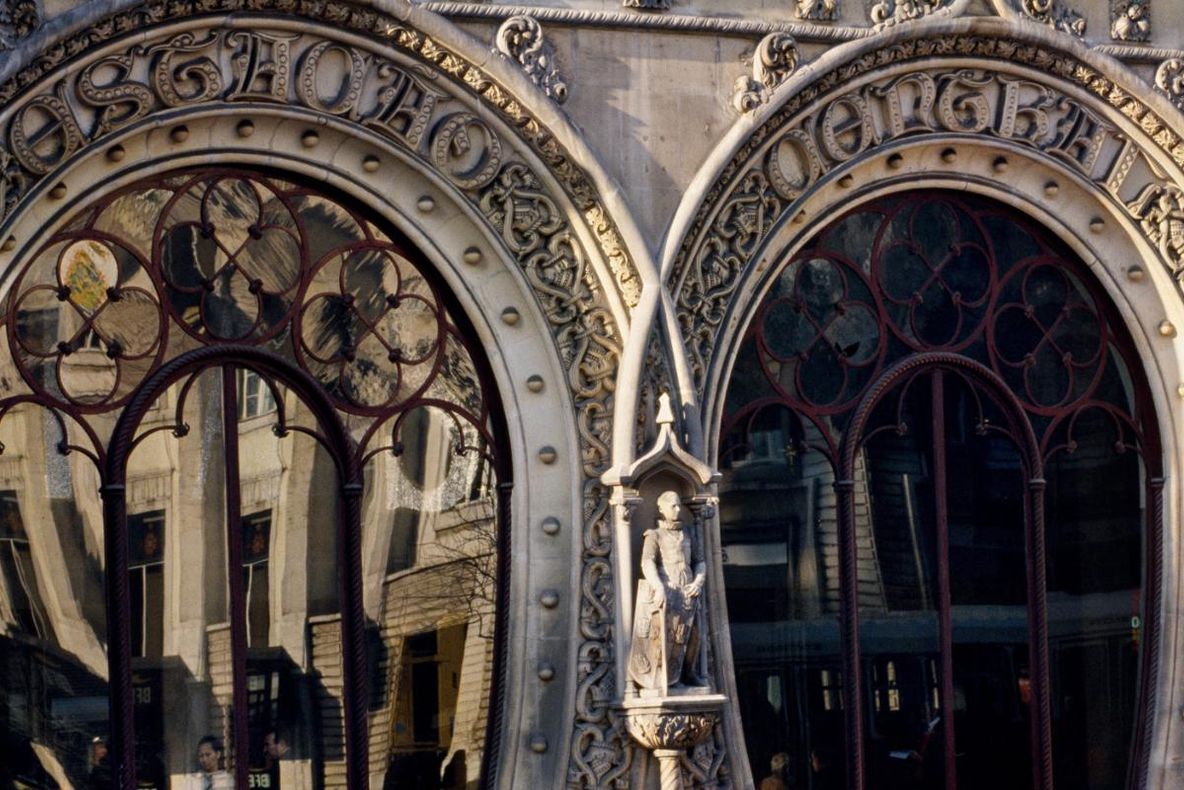 Dorinţa de a-şi face un selfie a unui tânăr a distrus o operă de artă veche de 126 de ani