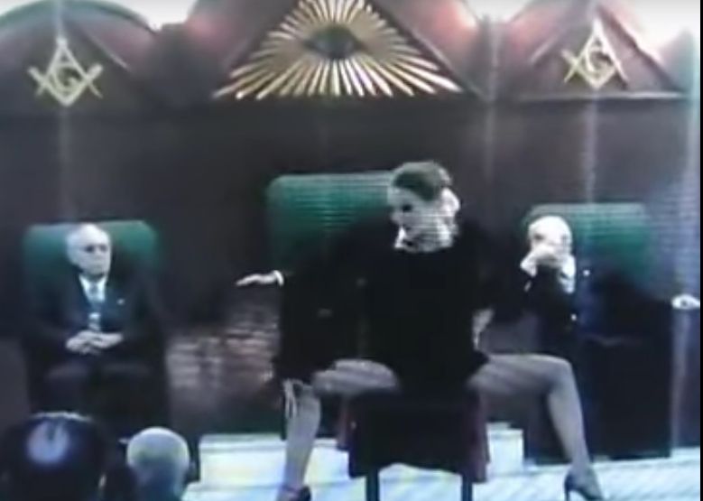 Scene incredibile în timpul unei ceremonii MASONICE. Imagini dintr-un ritual secret