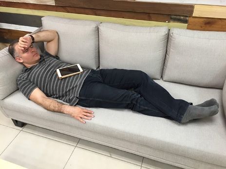 Şeful a adormit la muncă. Ce i-au făcut angajaţii depăşeşte orice imaginaţie!