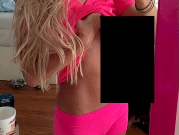 Și-a făcut un selfie, apoi l-a postat pe Facebook. Din păcate, i-a scăpat un detaliu rușinos