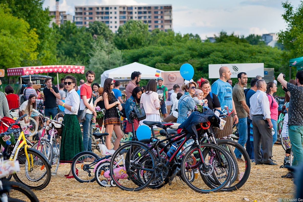 Peste 1200 de femei au participat la Skirtbike 