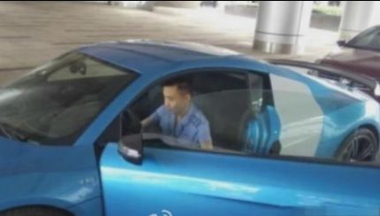 E şofer pe linia lui 104, dar acasă are, în garaj, un Lamborghini și un Audi R8. Cum explică bolizii