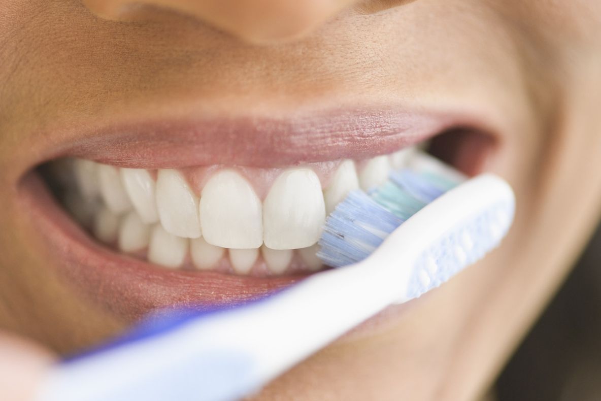 Cinci greşeli pe care le faci când te speli pe dinţi. Evită-le şi vei vedea diferenţa!