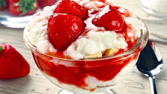 Cel mai bun desert de sezon: budincă de orez cu căpşune. Cum o prepari