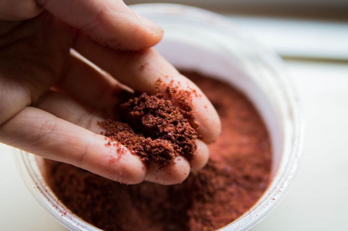 Ce este SUMACUL,ingredientul nelipsit din bucătăriile turcilor şi arabilor. Cum îl poţi folosi şi tu