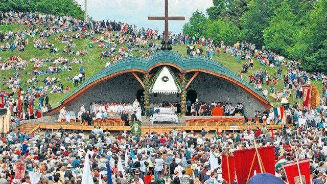 RUSALII. 48 de persoane au avut nevoie de îngrijiri medicale la pelerinajul de la Șumuleu Ciuc